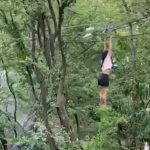 Mujer suspendida de cable