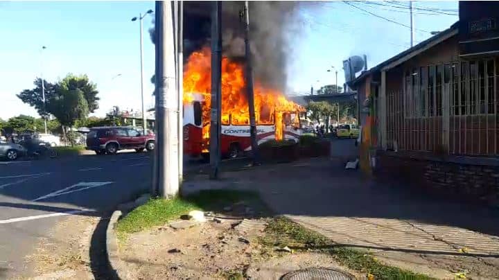 Bus incendiado en Bogotá
