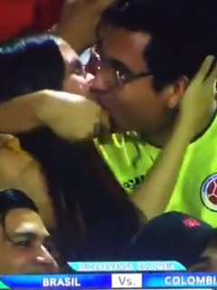 Aficionados colombianos en kiss cam