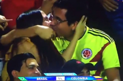 Aficionados colombianos en kiss cam