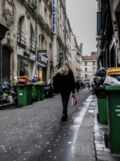 Calle de París inundada de basuras