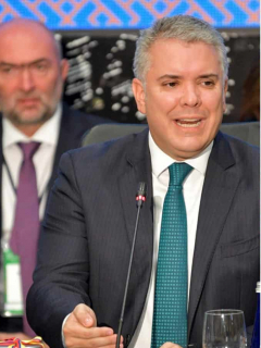 Duque y jóvenes