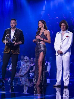 César Escola, Amparo Grisales y Jessi Uribe, jurados de 'Yo me llamo' 2020, junto a los presentadores Valerie Domínguez y Carlos Calero, y los imitadores de Roberto Carlos y Jorge Celedón.