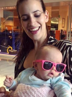 Laura Londoño, actriz, con su hija, Allegra.