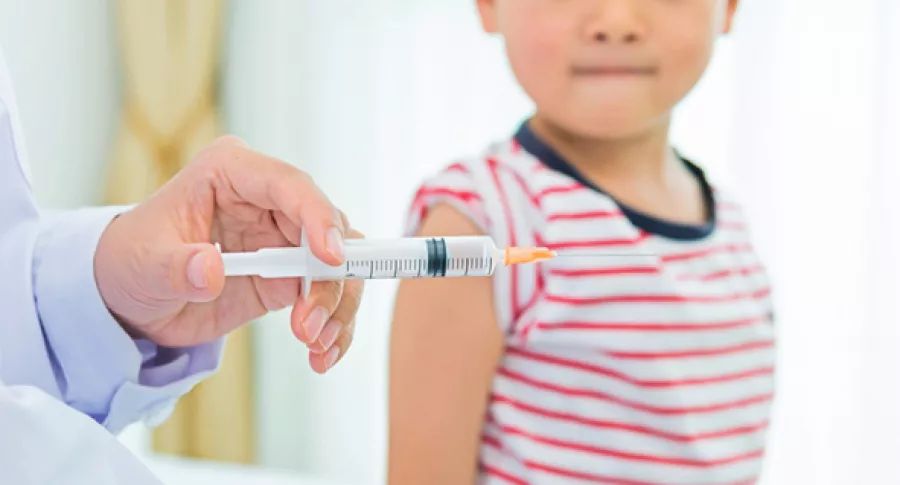 Vacuna a niño