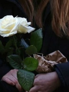 Mujer con flores en sus manos