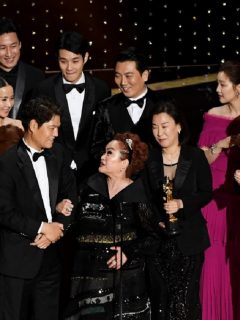 El elenco de 'Parásitos' celebra en la gala de los Premios Óscar 2020
