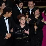 El elenco de 'Parásitos' celebra en la gala de los Premios Óscar 2020
