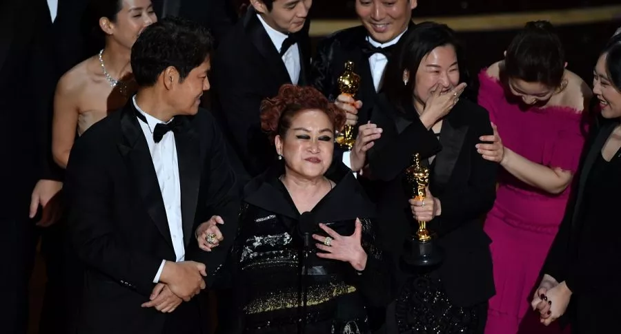 El elenco de 'Parásitos' celebra en la gala de los Premios Óscar 2020