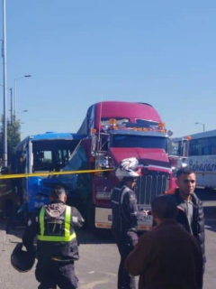 Accidente entre bus del SITP y tractomula