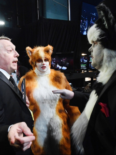 Rebel Wilson y James Corden, disfrazados de gatos para los premios Óscar 2020.