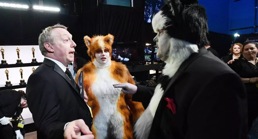 Rebel Wilson y James Corden, disfrazados de gatos para los premios Óscar 2020.