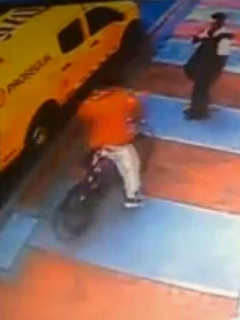 Escolta le dispara a joven