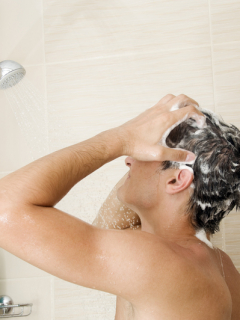 Hombre en la ducha
