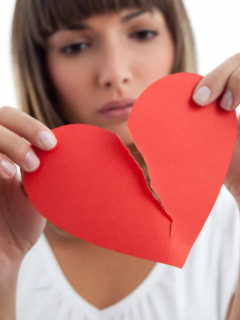 mujer con corazón roto