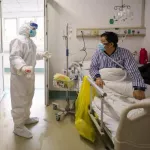 Doctores en hospital de Wuhan-donde-tratan el coronavirus Covid-19