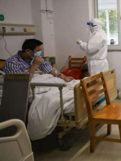 Doctores en hospital de Wuhan-donde-tratan el coronavirus Covid-19
