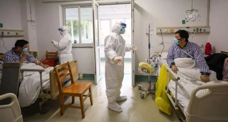 Doctores en hospital de Wuhan-donde-tratan el coronavirus Covid-19