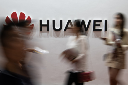 Personas frente al logo de Huawei