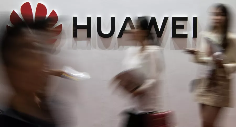 Personas frente al logo de Huawei
