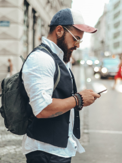 Hombre usando app de transporte