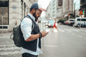 Hombre usando app de transporte