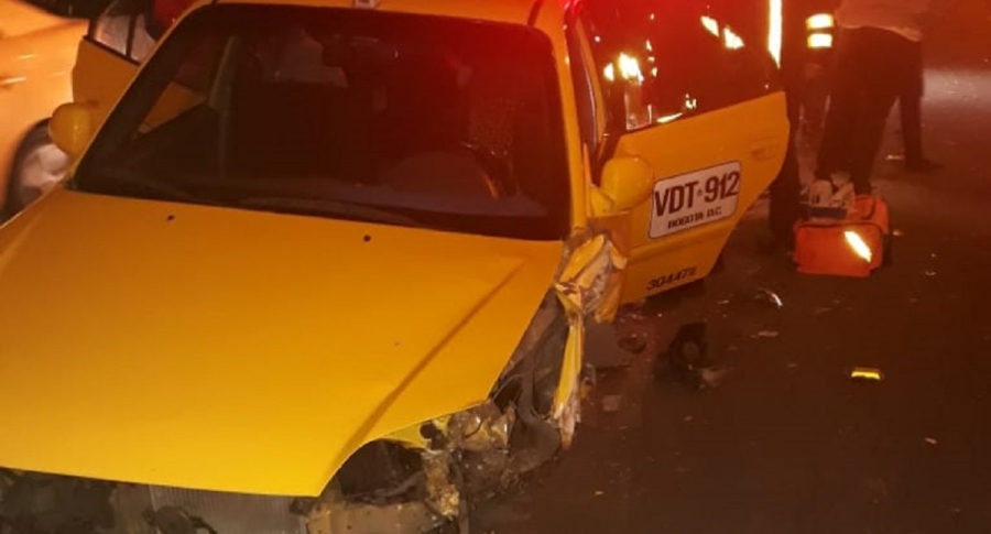 Taxi destruido en Autopista Norte con 153