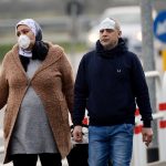 Habitantes de Casalpusterlengo, Milan, usan tapabocas para protegerse del coronavirus