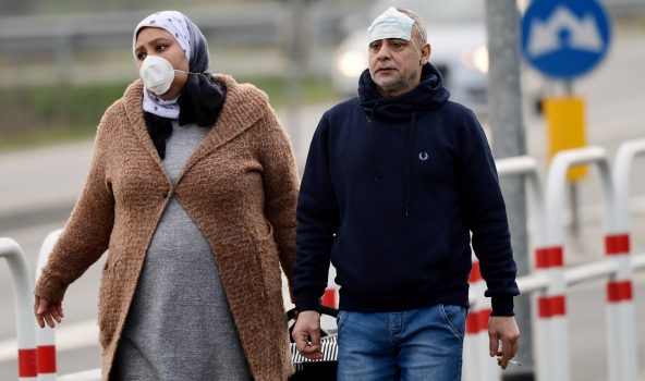 Habitantes de Casalpusterlengo, Milan, usan tapabocas para protegerse del coronavirus