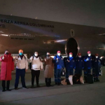 Parte de la tripulación del avión que repatriará a los colombianos de Wuhan
