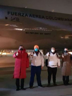 Parte de la tripulación del avión que repatriará a los colombianos de Wuhan
