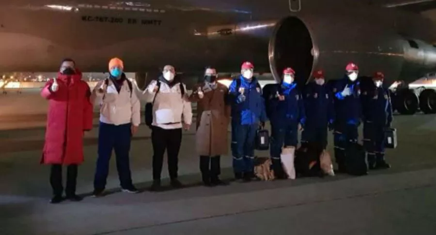 Parte de la tripulación del avión que repatriará a los colombianos de Wuhan