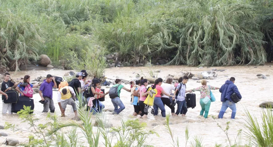 Venezolanos cruzando el río Táchitra hacia Colombia