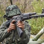 Militar apuntando con fusil