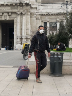 Hombre con tapabocas