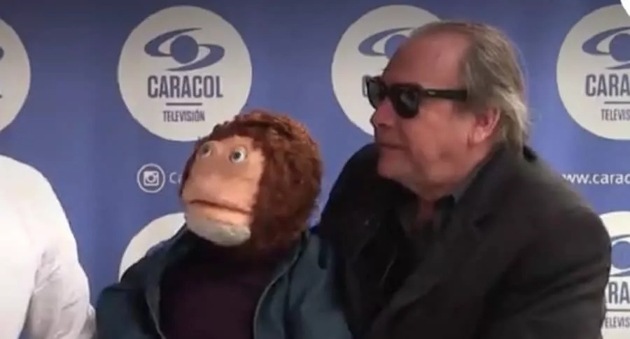 Carlos Donoso, humorista y ventrilocuo, con su mico Kini.