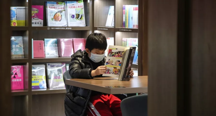 Niño en bibliotecta durante brote de coronavirus