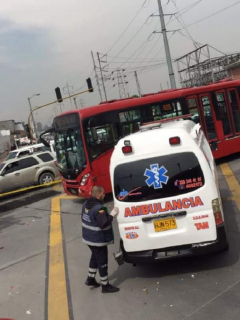 Accidente de ambulancia y bus de Transmilenio