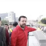 Carlos Fernando Galán denuncia a escoltas que invaden carril de TM.