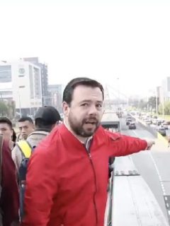 Carlos Fernando Galán denuncia a escoltas que invaden carril de TM.
