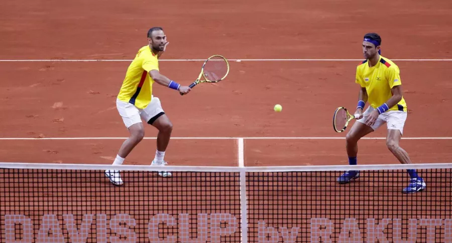 Juan Sebastián Cabal y Robert Farah jugando en la Copa Davis