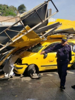 Valla cayó sobre taxi y mató a conductor