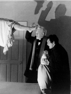Linda Blair como Regan MacNeil, Max von Sydow como el padre Merrin, y Jason Miller (1939 - 2001) como el padre Karras en 'El Exorcista'.