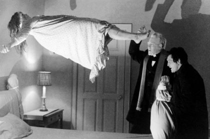Linda Blair como Regan MacNeil, Max von Sydow como el padre Merrin, y Jason Miller (1939 - 2001) como el padre Karras en 'El Exorcista'.