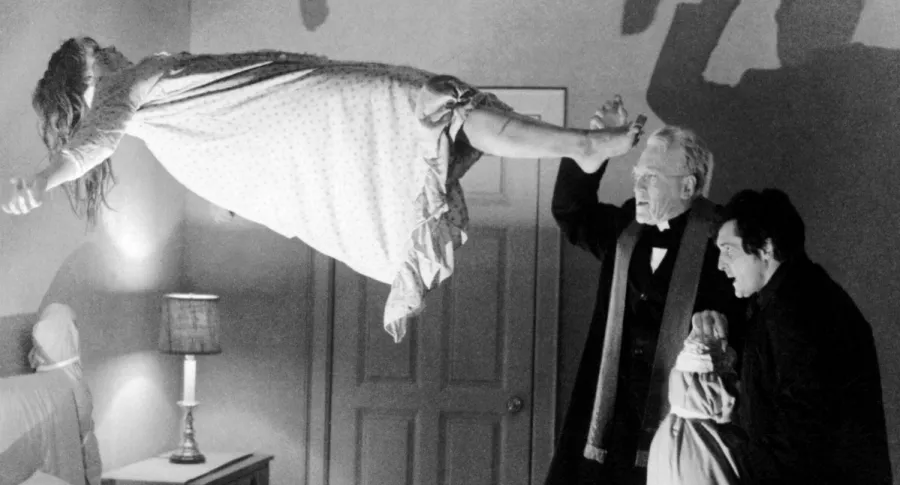 Linda Blair como Regan MacNeil, Max von Sydow como el padre Merrin, y Jason Miller (1939 - 2001) como el padre Karras en 'El Exorcista'.