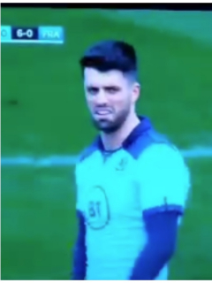 Deportista reacciona a beso de sus papás.