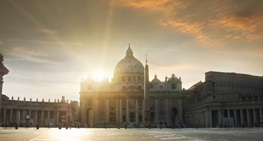 El Vaticano ha comenzado a asistir a 25 personas que normalmente deambulan por la Plaza de San Pedro, en Roma.