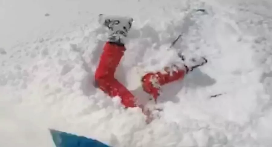 Esquiador rescata a otro enterrado en nieve