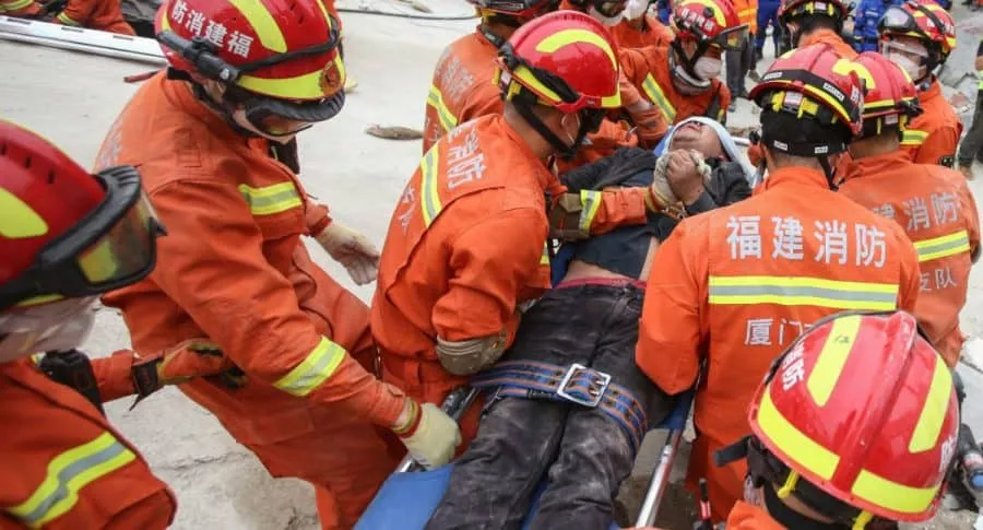 Rescatan a chino que duró 69 horas debajo de escombros