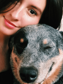 Taliana Vargas y su perrito Cayeye